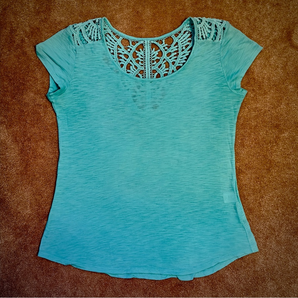 (#148) Women’s New York & Co. Crocheted Back T-Shirt
